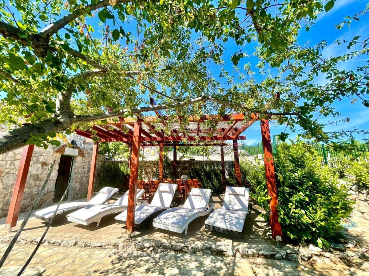 Villa Sagosde With Swimming Pool And Mini Golf Zagvozd Exterior foto