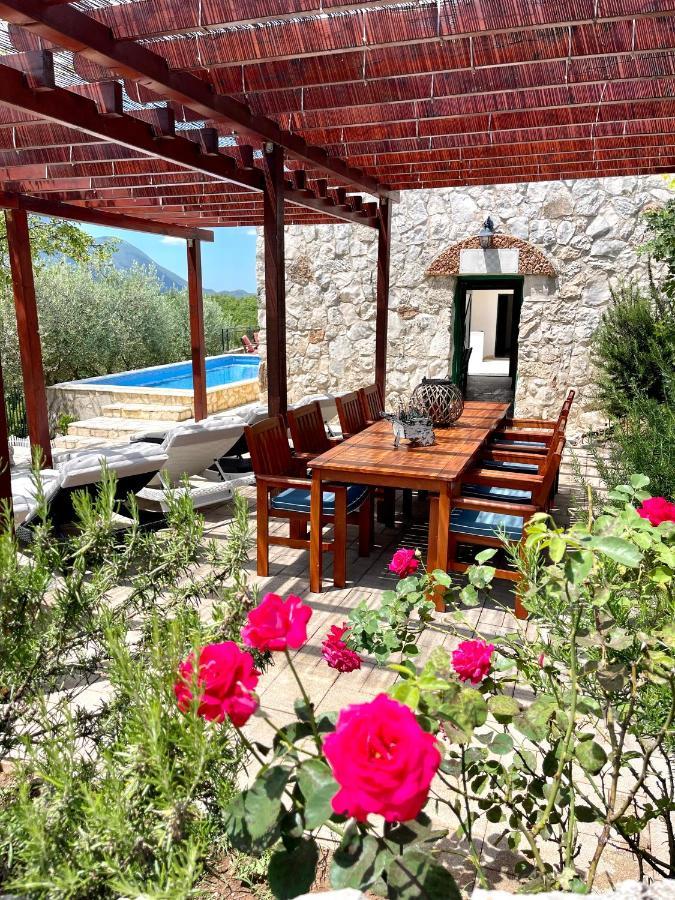 Villa Sagosde With Swimming Pool And Mini Golf Zagvozd Exterior foto