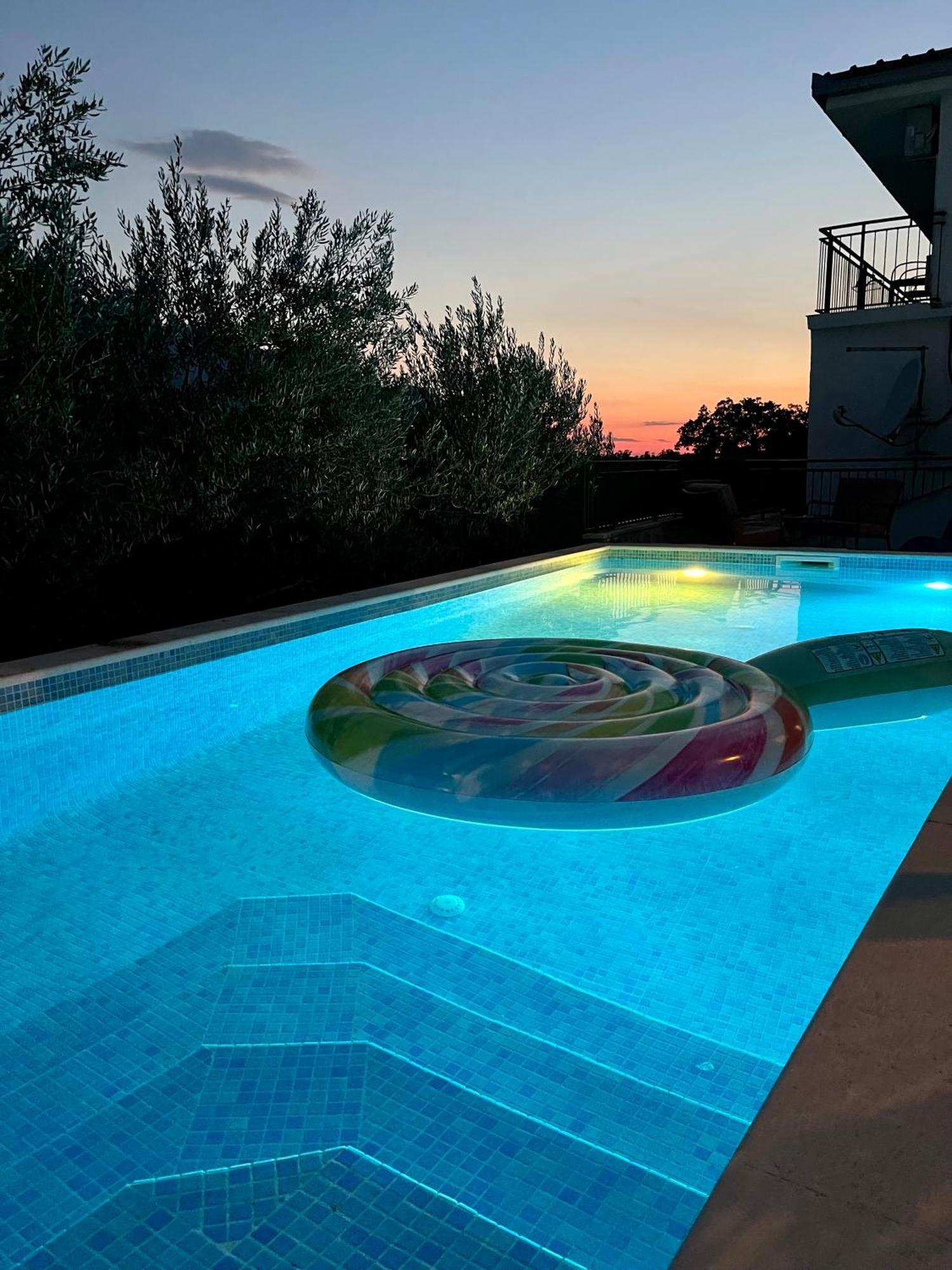 Villa Sagosde With Swimming Pool And Mini Golf Zagvozd Exterior foto